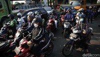 Kemacetan pun terjadi di Kolong Tol Cakung Cilincing, Jakarta Timur.