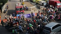 Suasana penyekatan PPKM Darurat di Kolong Tol Cakung Cilincing, Jakarta Timur,  Selasa (6/7/2021).