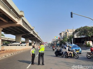 Pemprov DKI Wajibkan Ojek-Taksi Online Tunjukkan STRP Saat Lintasi Penyekatan
