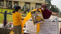 Seorang biksu membawa foto Dalai Lama di depan gedung pemerintahan Tibet di Dharmsala (6/7). Dalai Lama membuat pemerintahan sementara di daerah perbukitan Dharmsala India setelah gagal dalam pemberontakan atas pendudukan Cina, 1959.