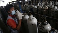 Pekerja tampak kewalahan melayani pemintaan tabung oksigen.