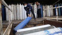 Pemprov DKI Jakarta telah mengerahkan kendaraan dari berbagai Satuan Kerja Perangkat Daerah (SKPD) atau kedinasan di DKI Jakarta untuk mendistribusikan oksigen ke berbagai rumah sakit rujukan pasien Covid-19.