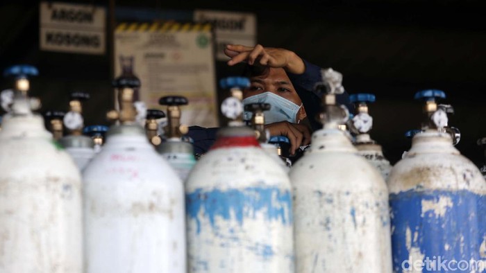 Pasokan oksigen untuk kebutuhan medis sempat mengalami kelangkaan. Pemerintah meminta pasokan oksigen industri dikonversi untuk memenuhi kebutuhan medis.
