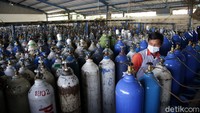 Petugas mengisi ulang tabung oksigen di tempat pengisian oksigen Aneka Gas Industri, Cakung, Jakarta Timur, Selasa, (6/7/2021).