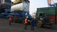 Pada Selasa dini hari (6/7), Tim Pertamina gerak cepat mengatur mobilisasi pendistribusian 21 ISO Tank milik IMIP dari Morowali Sulawesi Tenggara yang tiba di Tanjung Priuk. Dok. Pertamina.