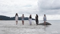 Candid shoot di bibir Pantai Jerangkat dengan pemandangan indah di belakangnya.