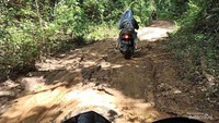 Jalan tanah merah menuju Pantai Jerangkat