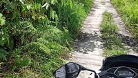 Jalan berpasir saat mendekati Pantai Jerangkat