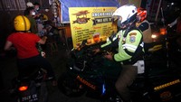 Personel Satpol PP memaksa pedagang makanan menutup lapaknya saat razia PPKM Darurat di Tegal, Jawa Tengah, Senin (5/7/2021) malam. ANTARA FOTO/Oky Lukmansyah.