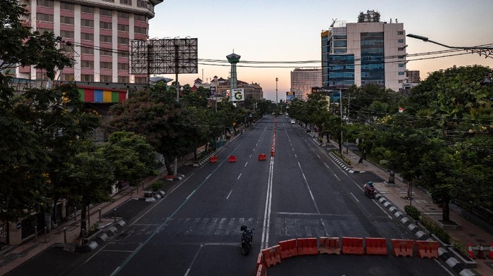 Potret Penerapan Jam Malam di Sejumlah Kota Saat PPKM Darurat Polisi melakukan pengetatan mobilitas warga untuk mendukung penerapan PPKM Darurat. Begini potret pengetatan mobilitas warga di sejumlah kota.