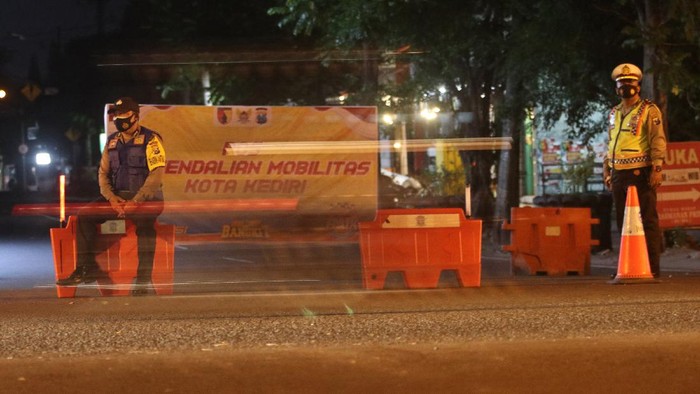 Polisi melakukan pengetatan mobilitas warga untuk mendukung penerapan PPKM Darurat. Begini potret pengetatan mobilitas warga di sejumlah kota.
