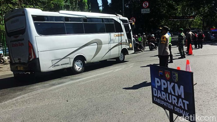 Penyekatan dalam rangka mendukung PPKM Darurat dilakukann di perempatan Traffic Light Bogorame, Demak. Sejumlah kendaraan diputar balik petugas.