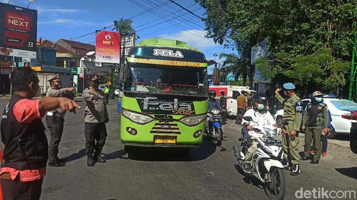 Penyekatan dalam rangka mendukung PPKM Darurat dilakukann di perempatan Traffic Light Bogorame, Demak. Sejumlah kendaraan diputar balik petugas.