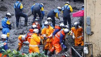 Tim penyelamat masih berupaya menemukan 64 orang yang hilang. 64 orang tersebut diperkirakan terkubur lumpur dan reruntuhan bangunan.