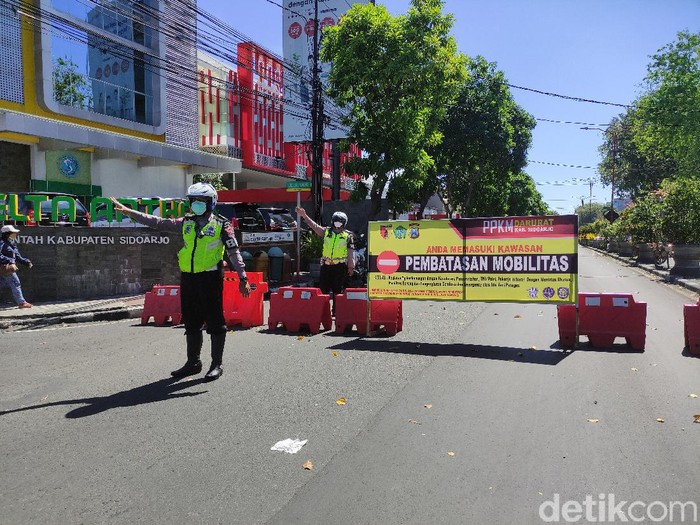 PPKM Darurat akan berlangsung sampai 20 Juli 2021. Polisi di Sidoarjo melakukan pengendalian dan pembatasan mobilitas masyarakat, siang dan malam hari.
