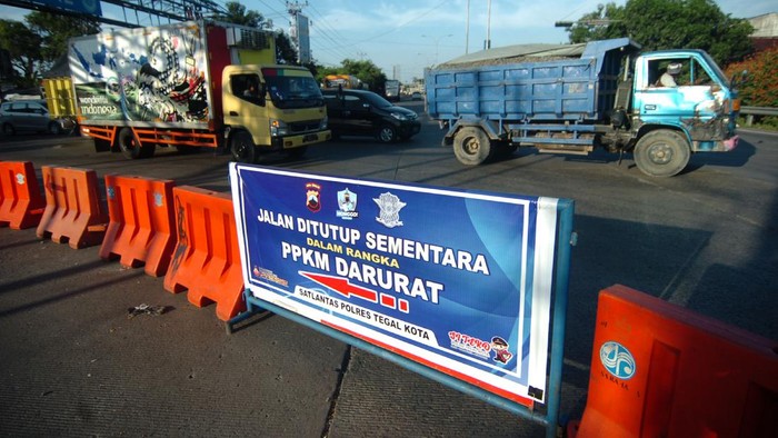 Pemkot Tegal menutup jalur Pantura selama pemberlakuan PPKM Darurat. Penutupan jalur Pantura dilakukan guna memutus rantai penyebaran virus Corona.