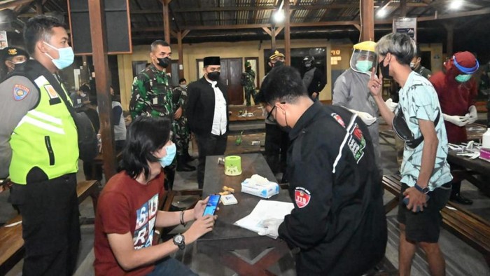 ppkm darurat pasuruan razia warung dan kafe