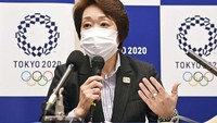 Meski banyak mendapat protes, pihak penyelenggara memutuskan akan melanjutkan event Olimpiade. Tampak Presiden OC Seiko Hashimoto saat memberi pernyataan pers (2/7). (Kyodo News via AP).