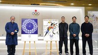 Panitia sendiri telah meluncurkan dua logo untuk mempromosikan Olimpiade Tokyo 2020.  Tampak desainer grafis Asao Tokolo (kiri) dan  Kent Iitaka (ketiga kanan) yang merancang logo tersebut saat menunjukannya kepada jurnalis (22/6/2021).  (Franck Robichon/Pool Photo via AP)