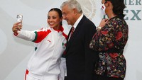 Atlit gimnastik, Rut Castillo melakukan swafoto bersama Presiden Meksiko Andres Manuel Lopez Obrador (5/7).  (AP Photo/Eduardo Verdugo)