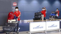 Kontingen Singapura saat mendarat di Bandara Chubu, Tokoname, Jepang, pada 27 Juni lalu. (Kyodo News via AP).
