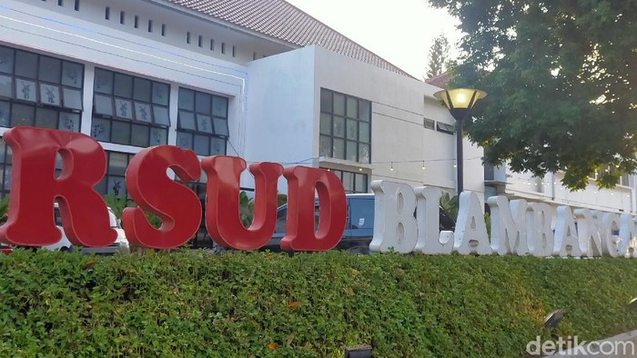 Kasus COVID-19 di Banyuwangi terus melonjak. Dalam sepekan terakhir, RSUD Blambangan dan RSUD Genteng kedatangan puluhan pasien COVID-19.