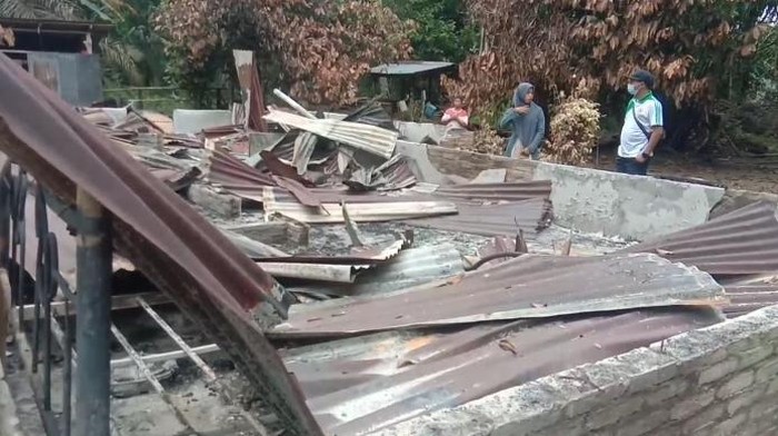 Rumah yang diduga dibakar mantan pacar di Asahan (Perdana-detikcom)