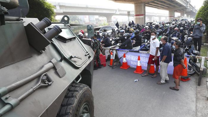 Panser Anoa dan Rantis Barracuda turut dikerahkan untuk menyekat kendaraan yang hendak masuk Jakarta saat PPKM Darurat diberlakukan. Berikut penampakannya.