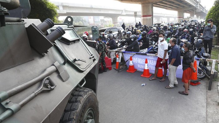 Saat Rantis Barracuda-Panser Anoa Cegat Kendaraan Masuk Ibu Kota Panser Anoa dan Rantis Barracuda turut dikerahkan untuk menyekat kendaraan yang hendak masuk Jakarta saat PPKM Darurat diberlakukan. Berikut penampakannya.