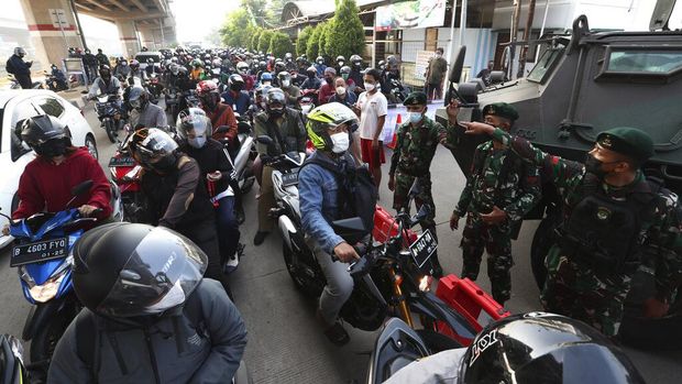 Panser Anoa dan Rantis Barracuda turut dikerahkan untuk menyekat kendaraan yang hendak masuk Jakarta saat PPKM Darurat diberlakukan. Berikut penampakannya.