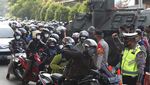 Saat Rantis Barracuda-Panser Anoa Cegat Kendaraan Masuk Ibu Kota