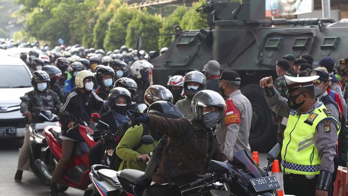 Panser Anoa dan Rantis Barracuda turut dikerahkan untuk menyekat kendaraan yang hendak masuk Jakarta saat PPKM Darurat diberlakukan. Berikut penampakannya.