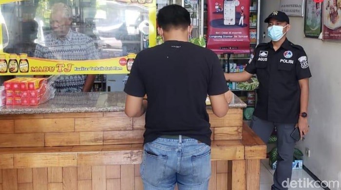 Polisi menggelar sidak ke apotek-apotek di Surabaya. Sidak digelar untuk mengecek harga dan ketersediaan obat di saat kasus Corona menggila.