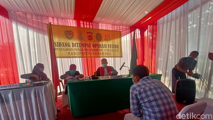 Sidang tipiring warga Karawang yang tak bermasker saat PPKM Darurat