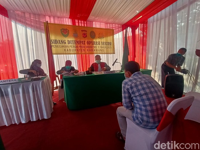 Sidang tipiring warga Karawang yang tak bermasker saat PPKM Darurat
