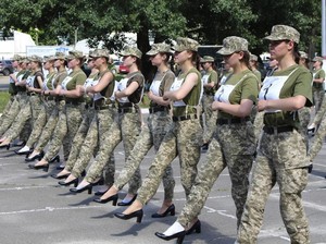 Kontroversi Tentara Wanita Ukraina Parade Pakai Heels, Menteri Saling Kritik