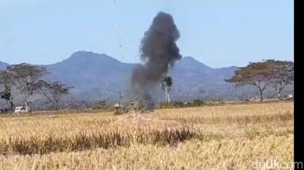 Tim Jibom Polda Jateng amankan mortir yang ditemukan di Purworejo, Jawa Tengah. Mortir itu diledakkan di area persawahan Desa Wonoboyo, Selasa (6/7/2021).
