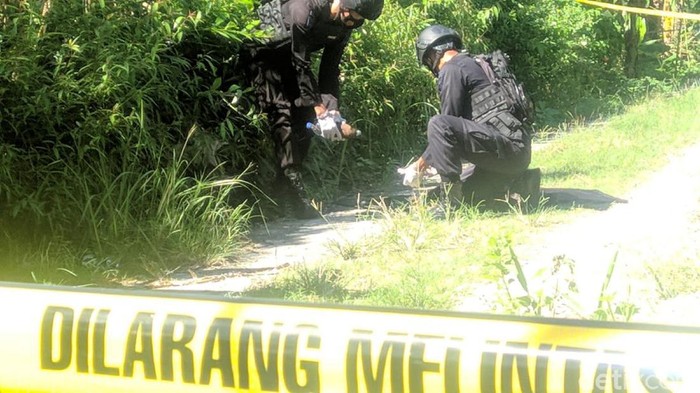 Tim Jibom Polda Jateng amankan mortir yang ditemukan di Purworejo, Jawa Tengah. Mortir itu diledakkan di area persawahan Desa Wonoboyo, Selasa (6/7/2021).