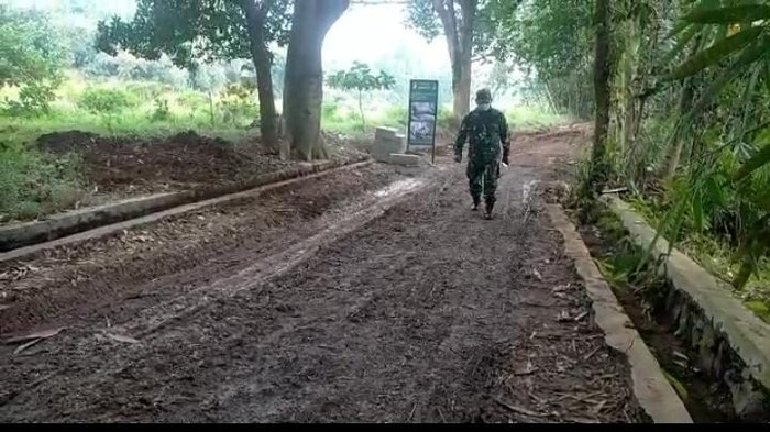 TNI bangun jalan desa yang 20 tahun terbengkalai di Kabupaten Tangerang