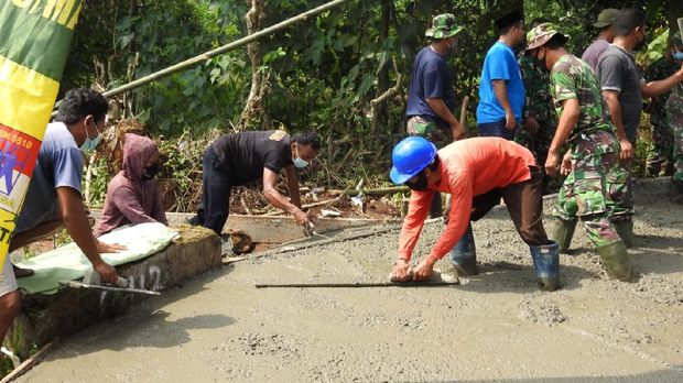 TNI bangun jalan desa yang 20 tahun terbengkalai di Kabupaten Tangerang