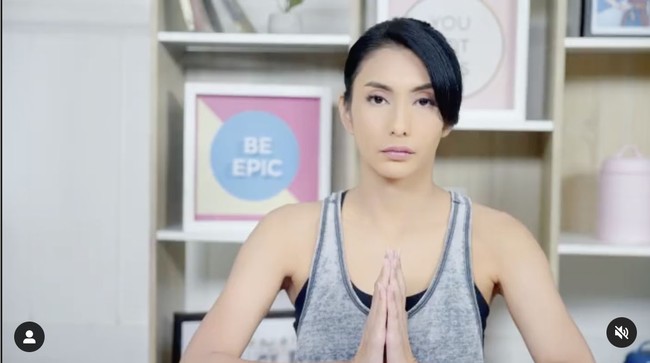 “Olahraga dan stretching ringan adalah salah satu cara aku untuk menaikan imunitas untuk tubuh aku. Semoga saja bisa mengusir secepatnya virus covid 19 di badan aku,” kata aktris yang sudah membintangi ratusan judul FTV itu. Foto: Dok. Instagram @ tyasmirasih