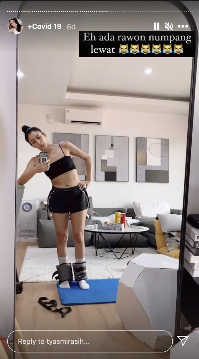 Selama menjalani isolasi mandiri, Tyas Mirasih tetap melakukan aktivitas rutinya yaitu berolahraga. Mulai dari olahraga ringan sampai squat dilakukan Tyas. Foto: Dok. Instagram @ tyasmirasih