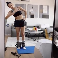 Selama menjalani isolasi mandiri, Tyas Mirasih tetap melakukan aktivitas rutinya yaitu berolahraga. Mulai dari olahraga ringan sampai squat dilakukan Tyas. Foto: Dok. Instagram @ tyasmirasih