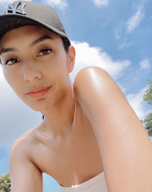 Tyas Mirasih memiliki gaya andalan tersendiri saat berjemur untuk mempercepat kesembuhannya dari Corona. Dia selalu memakai atasan kemben, topi dan sunglasses atau kacamata hitam. Foto: Dok. Instagram @ tyasmirasih