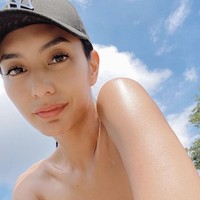 Tyas Mirasih memiliki gaya andalan tersendiri saat berjemur untuk mempercepat kesembuhannya dari Corona. Dia selalu memakai atasan kemben, topi dan sunglasses atau kacamata hitam. Foto: Dok. Instagram @ tyasmirasih