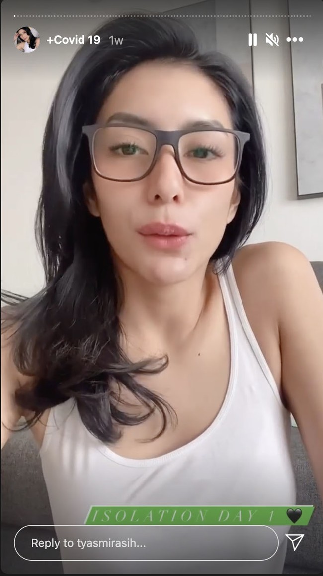 Tyas Mirasih menjalani isolasi mandiri selama delapan hari terakhir ini. Dan Tyas mengunggah penampilannya saat isoman sejak hari ke-1 dirinya terpapar COVID-19.Foto: Dok. Instagram @ tyasmirasih