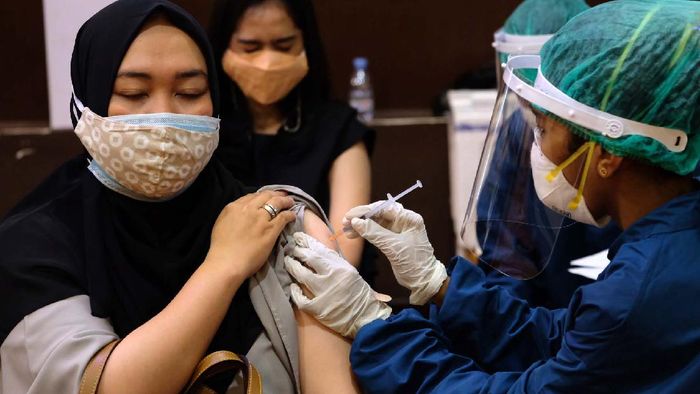 Vaksin Gotong Royong untuk Para Vaksinator Kegiatan vaksinasi Gotong Royong untuk pelaku industri Fintech digelar di Jakarta. Vaksinasi ini menyasar ribuan vaksinator termasuk pengurus AFPI.