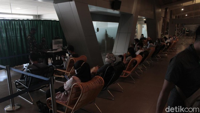 Vaksinasi COVID-19 di Bandara Husein Sastranegara