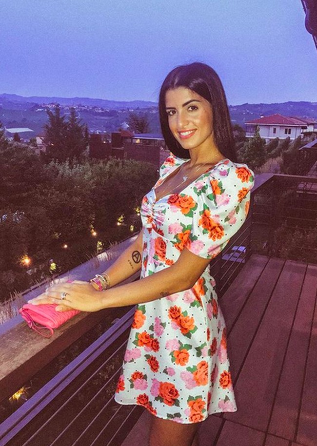 Empat bulan lalu, Striker Andrea Belotti akhirnya menikahi pujaan hatinya,  Giorgia Duro. Meski sudah dikaruniai seorang anak, Giorgia tetap terlihat seksi. (Foto: Instagram)