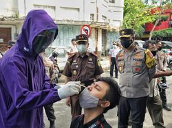 PPKM Darurat di Surabaya, Polisi Sidak Perkantoran-Swab Warga Secara Random